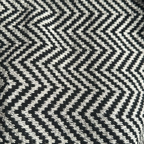 H&M scarf/wrap in black & white stripes.78% cotton,22% polyester. - Picture 6 of 7